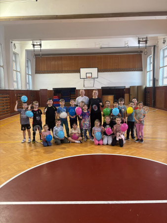 Děti ze ZŠ Janouškova zkouší badminton se SK Kuklenská